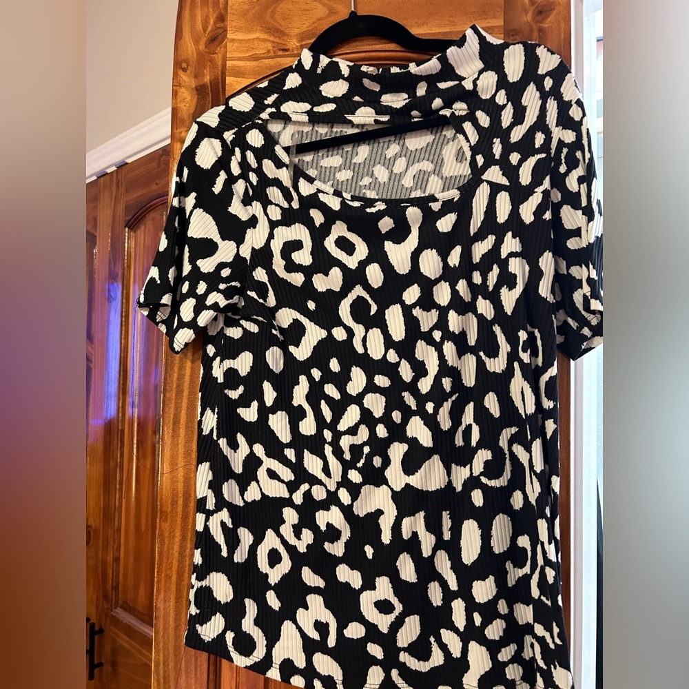 Blouse with cutout